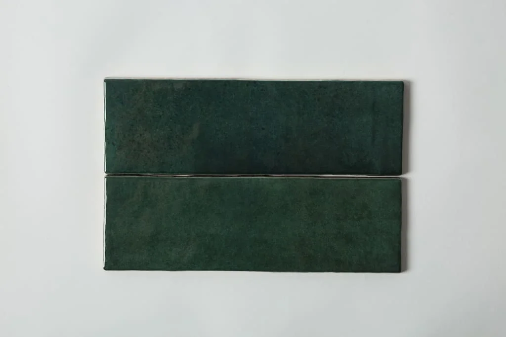 Płytki do kuchni zielone - Equipe Artisan Moss Green 6,5x20 cm. Kafelki cegiełki na ścianę z błyszczącą, nierówna powierzchnią.