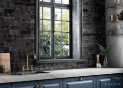 Płytki grafitowe do kuchni - EQUIPE Artisan Graphite 6,5x20 cm. Kafelki ścienne w kolorze ciemnoszarym od hiszpańskiego producenta Equipe.