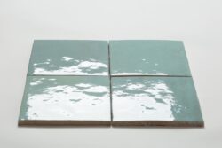 Płytki łazienkowe błękitne - EQUIPE Artisan Aqua 13,2x13,2 cm. Kafelki z połyskiem w kolorze morskim - błękitnym na ścianę.