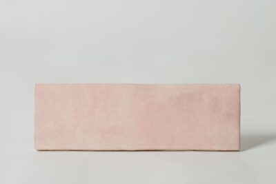 Płytki różowe - Equipe Artisan Rose Mallow 6,5x20 cm. Cegiełki ceramiczne na ścianę do kuchni i łazienki. Kafelki w połysku i odcieniach koloru różowego.