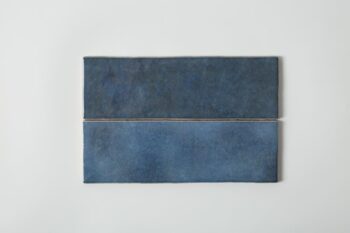 Płytki ścienne niebieskie - Equipe Artisan Colonial blue 6,5x20 cm. Kafelki cegiełki na ścianę z błyszczącą powierzchnią od hiszpańskiej fabryki Equipe Ceramicas.