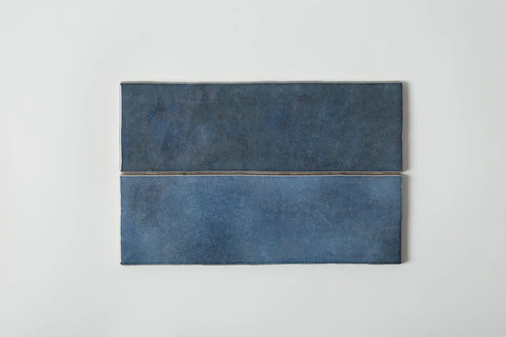 Płytki ścienne niebieskie - Equipe Artisan Colonial blue 6,5x20 cm. Kafelki cegiełki na ścianę z błyszczącą powierzchnią od hiszpańskiej fabryki Equipe Ceramicas.