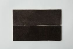 Płytki szare połysk - EQUIPE Artisan Graphite 6,5x20 cm. Kafelki z grafitową powierzchnią w połysku. Hiszpańskie, błyszczące cegiełki ceramiczne na ścianę.