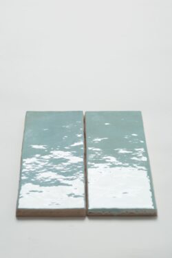 Płytki z połyskiem do kuchni na ścianę - Equipe Artisan Aqua 6,5x20 cm. Kafelki kuchenne od hiszpańskiego producenta Equipe Ceramicas.