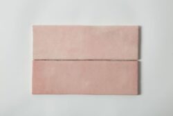 Różowe płytki łazienkowe - Equipe Artisan Rose Mallow 6,5x20 cm. Płytki do łazienki na ścianę z błyszczącą powierzchnią w odcieniach różu.