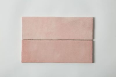 Różowe płytki łazienkowe - Equipe Artisan Rose Mallow 6,5x20 cm. Płytki do łazienki na ścianę z błyszczącą powierzchnią w odcieniach różu.
