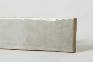 Szare płytki - Equipe Artisan Alabaster 6,5x20 cm. Kafelki w połysku i kolorze szarym - alabastrowym na ścianę do łazienki lub kuchni.