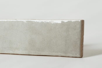 Szare płytki - Equipe Artisan Alabaster 6,5x20 cm. Kafelki w połysku i kolorze szarym - alabastrowym na ścianę do łazienki lub kuchni.