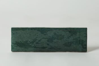 Zielona glazura - Equipe Artisan Moss Green 6,5x20 cm. Kafelki ceramiczne z Hiszpanii w małym formacie na ścianę. Błyszczące płytki cegiełki.