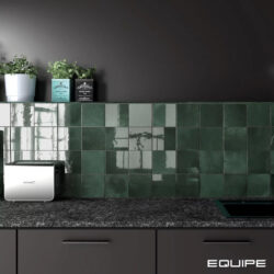 Zielona glazura w kuchni - EQUIPE Artisan Moss Green 13,2x13,2 cm. Kuchenne płytki ścienne z błyszczącą powierzchnią. Artisan płytki.