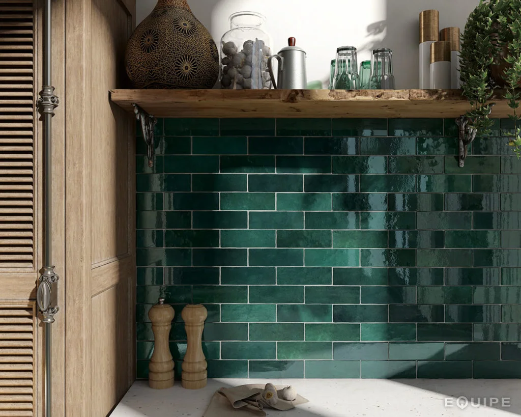 Zielone kafelki do kuchni - Equipe Artisan Moss Green 6,5x20 cm. Płytki kuchenne w odcieniach zieleni z błyszczącą powierzchnią.