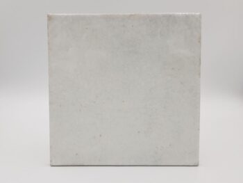Białe płytki na ścianę - Harmony Mayolica Plain 15x15 cm. Kafelki z białą, błyszczącą, postarzaną - popękaną powierzchni. Przeznaczone do kuchni, łazienki.