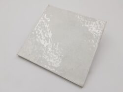 Płytki białe do kuchni na ścianę - Harmony Mayolica Plain 15x15 cm. Błyszczące kafelki ścienne z nierówną postarzana strukturą w kolorze białym.