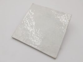 Płytki białe do kuchni na ścianę - Harmony Mayolica Plain 15x15 cm. Błyszczące kafelki ścienne z nierówną postarzana strukturą w kolorze białym.