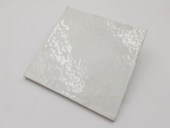 Płytki białe do kuchni na ścianę - Harmony Mayolica Plain 15x15 cm. Błyszczące kafelki ścienne z nierówną postarzana strukturą w kolorze białym.