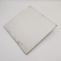Białe kafelki retro - Harmony Maison Plain 22,3x22,3 cm. Bazowe płytki na podłogę i ścianę w macie, ze śladami upływu czasu.