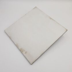 Białe kafelki retro - Harmony Maison Plain 22,3x22,3 cm. Bazowe płytki na podłogę i ścianę w macie, ze śladami upływu czasu.