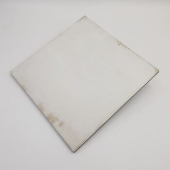 Białe kafelki retro - Harmony Maison Plain 22,3x22,3 cm. Bazowe płytki na podłogę i ścianę w macie, ze śladami upływu czasu.