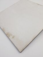 Białe, kwadratowe kafelki retro - Harmony Maison Plain 22,3x22,3 cm. Kafle z matową powierzchnią oraz śladami użytkowania.