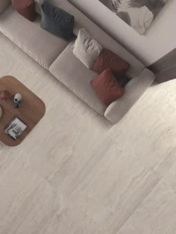 FLAVIKER NAVONA Bone Vein 120x120 płytka gres jak trawertyn na podłodze w salonie.