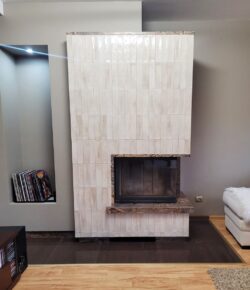 Kafle do obłożenia kominka - Harmony BARI BROWN 6x24,6 cm. Płytki bazowe i dekory w kolorze jasnobrązowym na kominku w salonie.