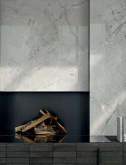 Marca Corona Scultorea Foam Grey Reflex 60x120 J442 Płytki imitacja szarego marmuru połysk kominek