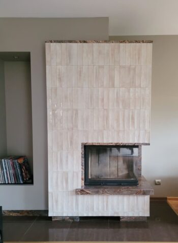 Płytki na kominek - Harmony BARI BROWN. Jasnobrązowe kafelki ceramiczne w formacie cegiełki na ścianie kominka.