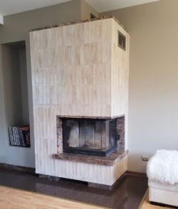 Wykończenie kominka płytkami - Harmony BARI BROWN. Kominek w salonie pokryty płytkami ceramicznymi w jasnobrązowym kolorze.