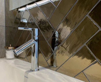 Łazienka ze złotymi płytkami na ścianie - Aranżacja, Inspiracja