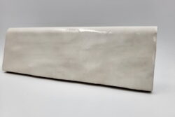 Biała płytka wykończeniowa - Harmony TRIM.RIAD WHITE 6,5×20 cm. Listwa, płytka wykończeniowa z zaokrągloną górna krawędzią i nierówną powierzchnią w połysku.