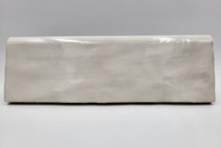 Listwa do płytek, biała - Harmony TRIM.RIAD WHITE 6,5×20 cm. Płytka wykończeniowa z zaokrąglonym górnym bokiem i błyszczącą, nierówna powierzchnią.