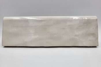 Listwa do płytek, biała - Peronda Harmony TRIM.RIAD WHITE 6,5×20 cm. Płytka wykończeniowa z zaokrąglonym górnym bokiem i błyszczącą, nierówna powierzchnią.