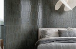 Metaliczne kafelki ścienne, niebieskie - Marca Corona FUOCO BLU IRON 6x24 cm. Sypialnia małymi płytkami na ścianie, imitującymi metal.