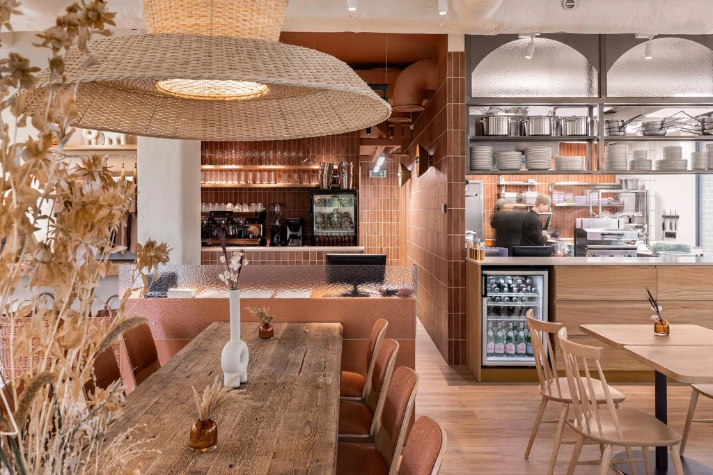 Płytki gresowe ceglane na ścianę Marca Corona Miniature Fornace Rosso Mattone 6X24 J410. Restauracja