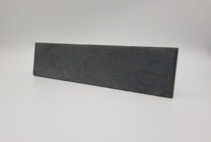 Płytki metaliczne do kuchni niebieskie - Marca Corona FUOCO BLU IRON 6x24 cm. Kafelki gresowe z matową powierzchnią, lekko nierówną na podłogę i ścianę.