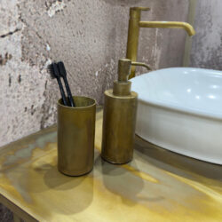 Elegancki dozownik do mydła z mosiądzu szczotkowanego House Design Opera. Styl retro, vintage do łazienki.