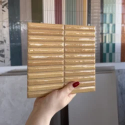 Harmony CRISP Gold 20X20 mozaika ścienna typu kit kat, z błyszczącą powierzchnią, w odcieniach żółtych, pomarańczowych do łazienki lub kuchni.