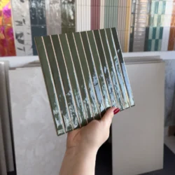 Harmony JOIA Green 20X20 mozaika kit kat, zielona z błyszczącą powierzchnią przeznaczona na ścianę do łazienki.