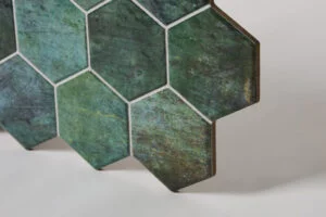 Mozaika heksagon - Realonda Hex Zellige 26,5x51 cm. Płytki gresowe, heksagonalne w różnych odcieniach koloru zielonego. Hiszpańskie, błyszczące płytki na ścianę i podłogę.