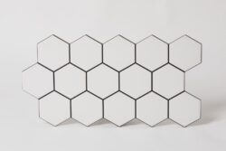 Mozaika heksagonalna biała - Realonda Hex Snow 26,5x51 cm. Matowe białe płytki gresowe na ścianę i podłogę od hiszpańskiej firmy Realonda ceramica.
