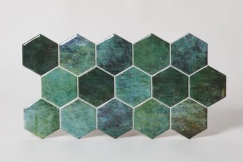 Mozaika heksagon - Realonda Hex Zellige 26,5x51 cm. Gres na podłogę i ścianę w połysku, złożony z małych heksagonów w różnych odcieniach zielonego.