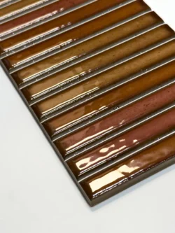 Płytki paski, naturalny, „ziemisty” kolor, trochę jak szkliwo ceramiczne albo wypalana glina, połysk - Estudio Karatsu Rusty Red 11,5X23