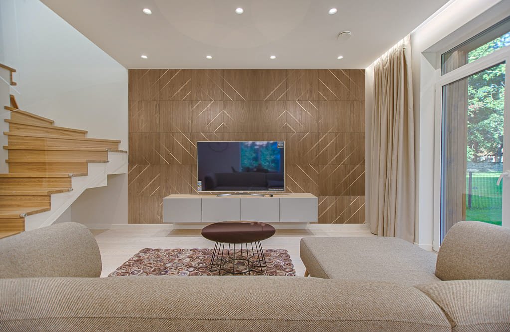 Panel dekoracyjny drewniany - ściana telewizyjna. Panele drewniane MODI z elementami satynowymi - mosiężnymi, zabezpieczone lakierem bezbarwnym. Dekoracje do salonu za telewizor.