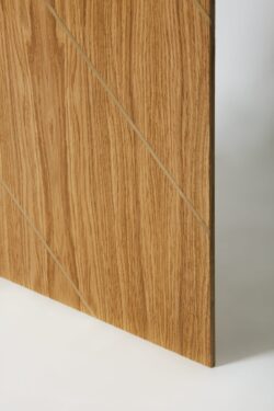 Widok z boku na panel drewniany z 4 paskami z mosiądzu. Panele dekoracyjne z drewna, ścienne z mosiądzem.