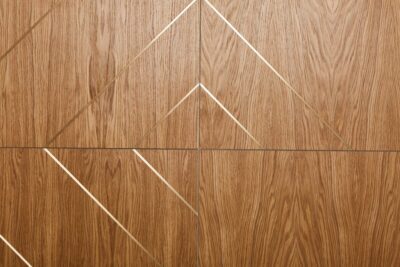 Panele drewniane z mosiądzem - MODI. Płyty z drewna, dekoracyjne z listwami mosiężnymi. Ściana telewizyjna