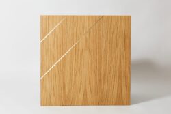 Panel drewniany na ścianę z dwoma listwami mosiężnymi. Płyty z drewna dekoracyjne, ścienne.