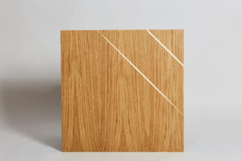 Panel drewniany ścienny w formacie 60x60cm z dwoma listwami mosiężnymi. Widok z frontu.