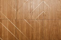 Płyty drewniane, dekoracyjne ścienne - MODI z listwami z mosiądzu. Dekory z drewna, ścienne do salonu.