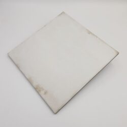Białe kafelki retro - Peronda Harmony Maison Plain 22,3x22,3 cm. Bazowe płytki na podłogę i ścianę w macie, ze śladami upływu czasu.