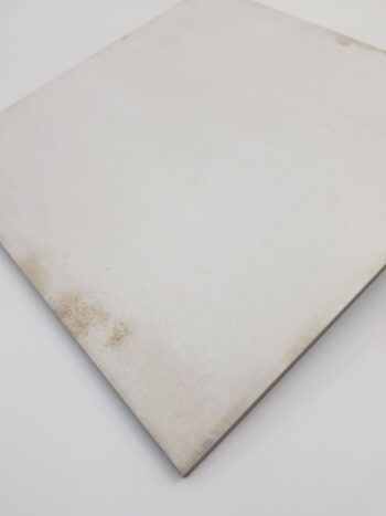 Białe, kwadratowe kafelki retro - Peronda Harmony Maison Plain 22,3x22,3 cm. Kafle z matową powierzchnią oraz śladami użytkowania.
